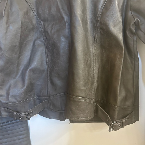 Women’s gray faux- leather jacket. Size Xl. - Picture 10 of 12